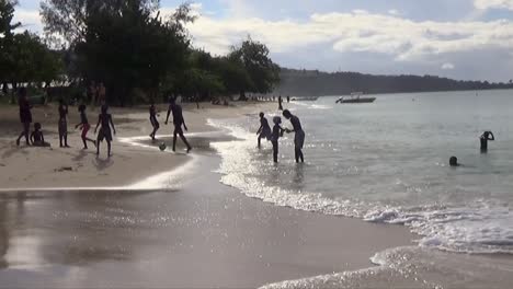 Los-Niños-De-Silueta-Juegan-En-La-Playa.