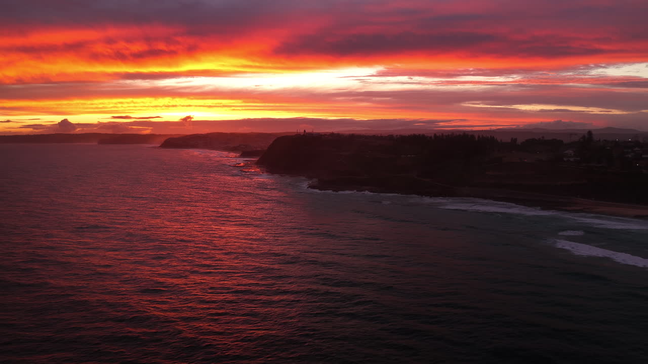 Solnedgang med drone i Newcastle, Australien