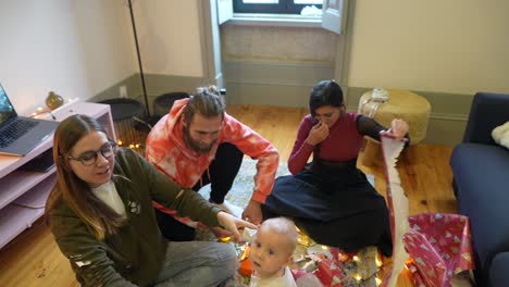familia celebrando navidad con el bebé