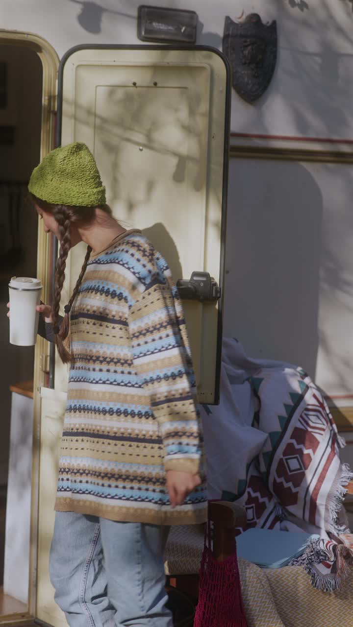 Donna che si gode un caffè fuori da un camper