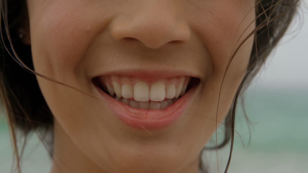 primer plano de una mujer caucásica de pie en la playa 4k