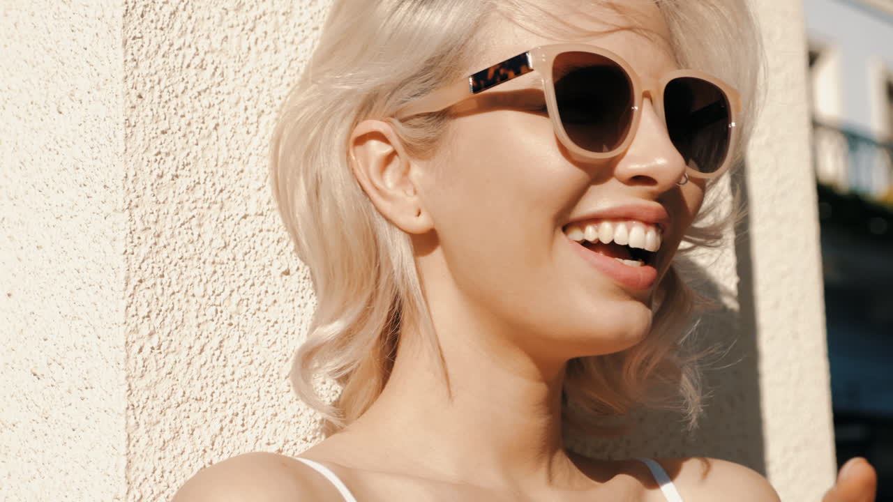 술과 함께 야외에서 행복한 여성