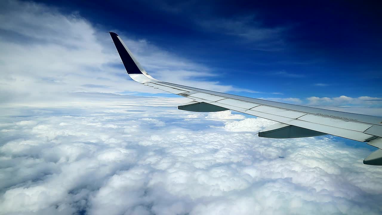 상업용 비행기 창문에서 하늘처럼 흐린 푸른 하늘 보기