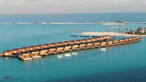 Resort-Laguna-Azul-Playa-De-Arena-Blanca-Paisaje-De-Maldivas-Al-Atardecer-Sobre-Las-Villas-De-Agua