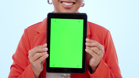 mujer, manos y tableta con pantalla verde