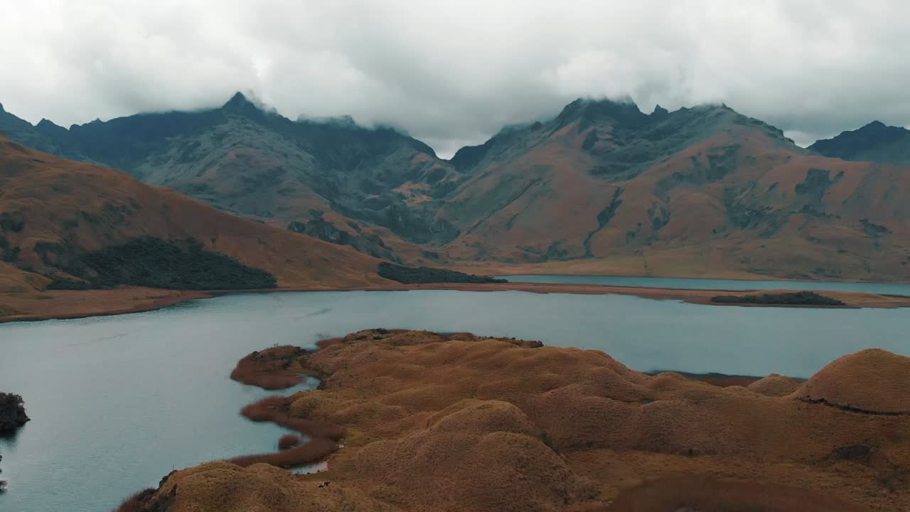 ensueño aéreo: explorando las lagunas de atillo en drones 4k, ecuador