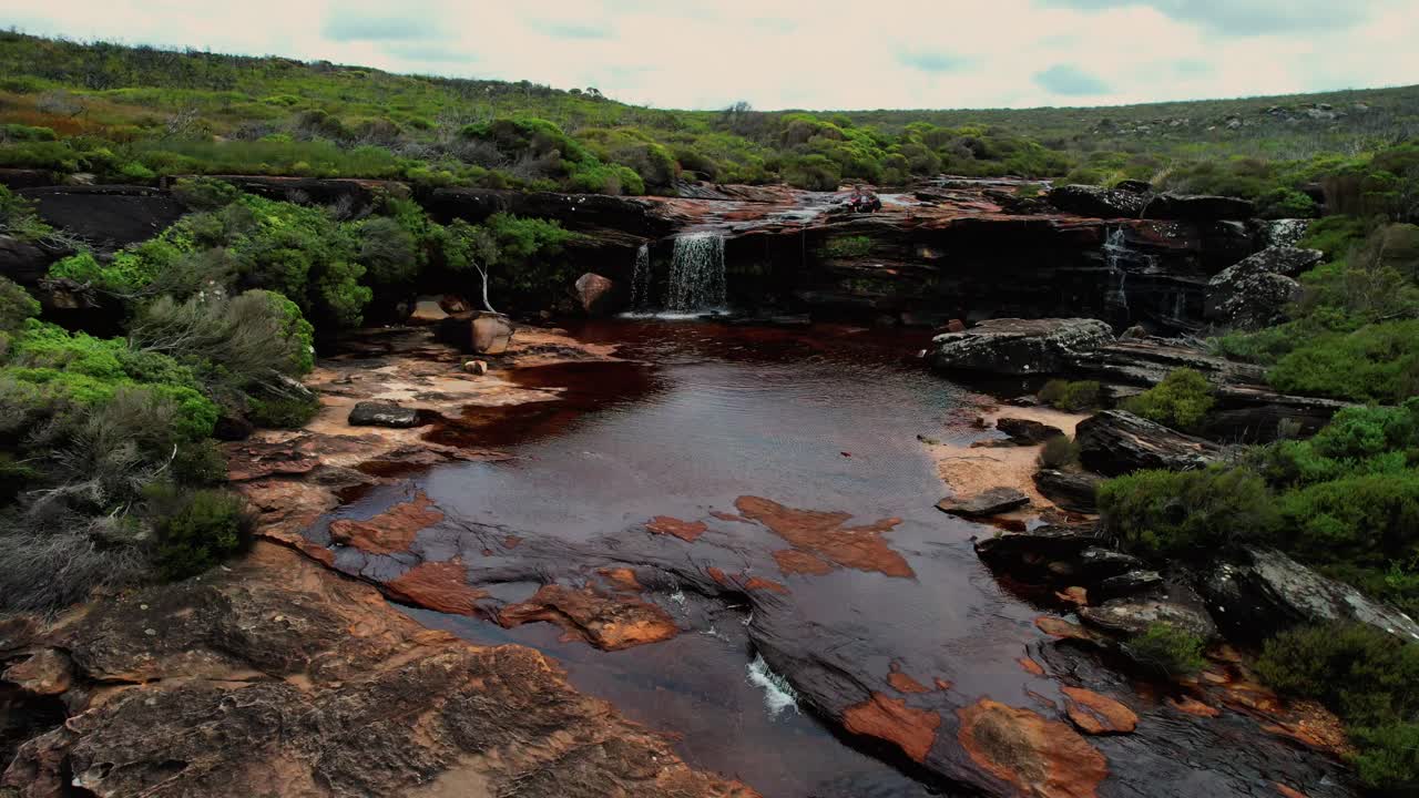 cataratas curracurrong, dron australiano vuela hacia atrás revelando una cascada