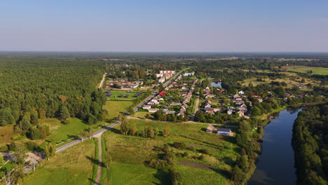 panorámica aérea a la derecha de pavilosta en la hora dorada, letonia