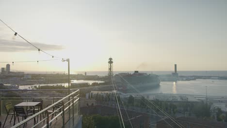 cafetería saliente 3a vista, barcelona españa horizonte de la ciudad con el amanecer dorado en 6k como los pájaros vuelan