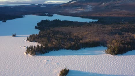 Luftrutsche-Vorbei-An-Der-Halbinsel-Und-Kleinen-Inseln-Auf-Einem-Zugefrorenen-See-Im-Norden-Von-Maine