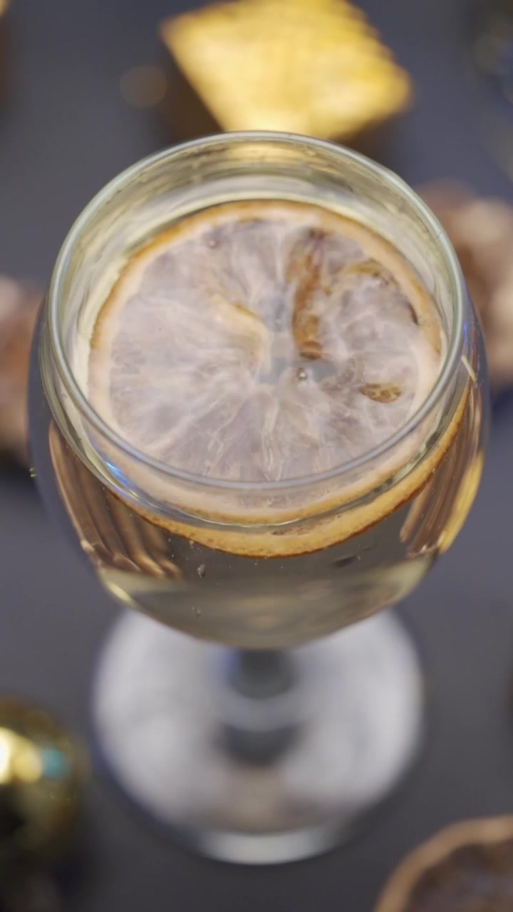 Fetta di limone essiccata all'interno di un barattolo di vetro pieno d'acqua infusa, scatto ravvicinato.