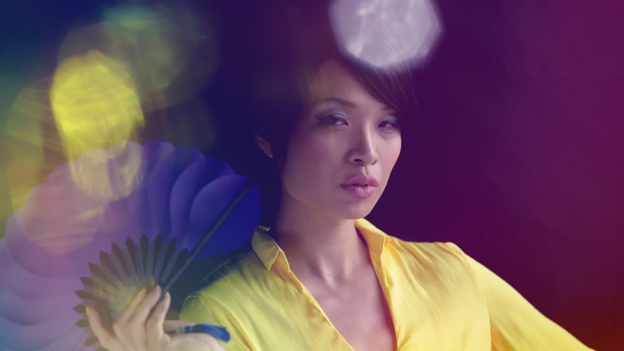 아시아 여성 모델이 포즈를 취하고 춤을 춘다