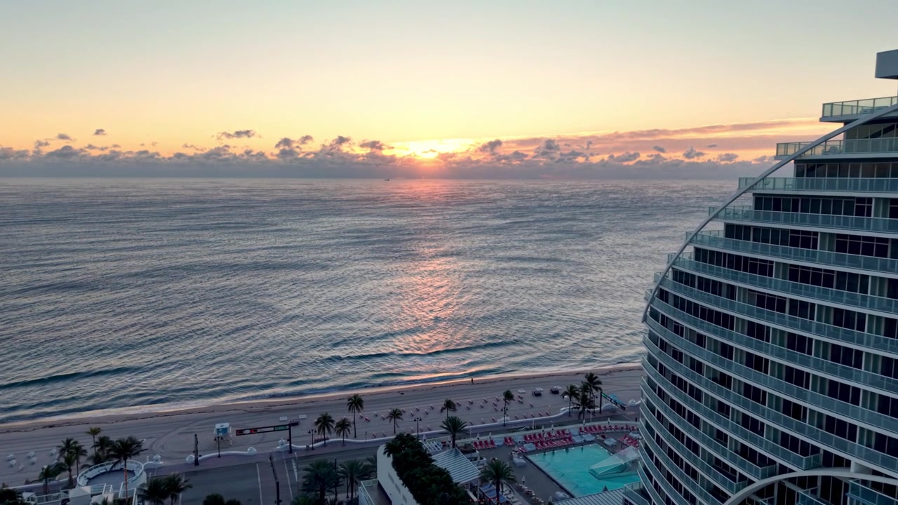 Ripresa aerea che si addentra nell'alba a Fort Lauderdale, Florida