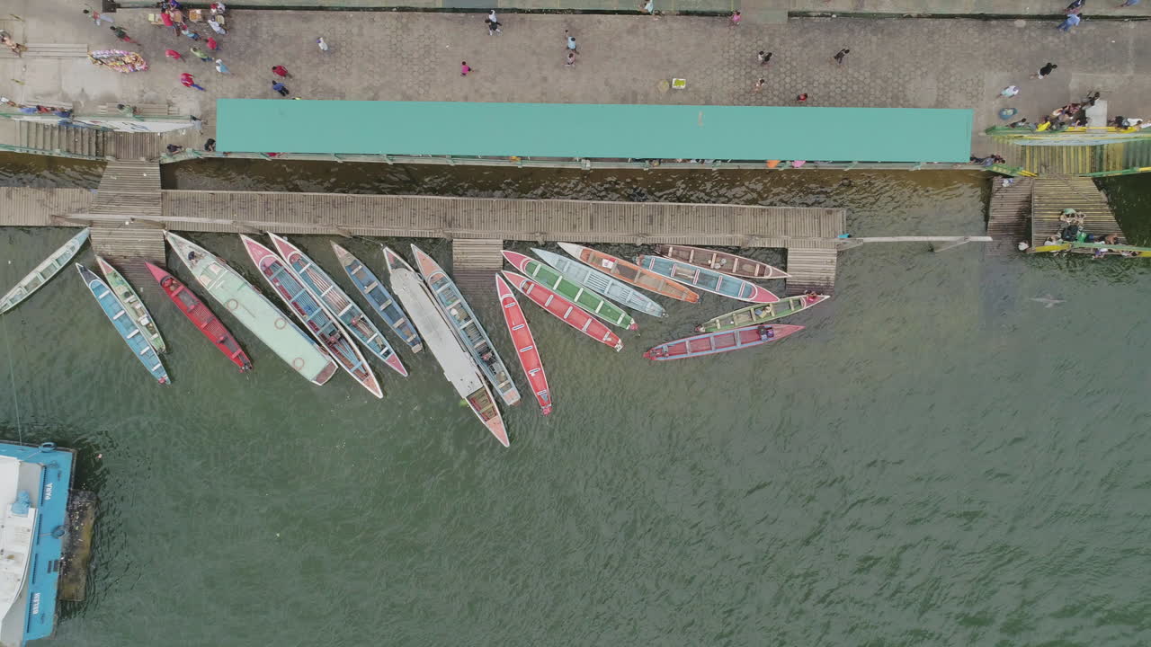 toma aérea de coloridos barcos en el margen del río amazonas - pará, brasil