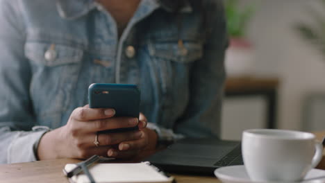 Manos-De-Mujer-De-Negocios-Usando-Un-Teléfono-Inteligente-En-Un-Café-Enviando-Mensajes-De-Texto-Navegando-Mensajes-De-Redes-Sociales-Compartiendo-Sms-Empresario-De-Comunicación-Enviando-Correo-Electrónico-Disfrutando-De-La-Conexión-De-Teléfono-Móvil-De-Cerca