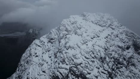 Vista-Aérea-Del-Hermoso-Paisaje-De-La-Montaña-Nevada-De-Noruega-Durante-El-Invierno