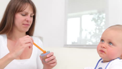 mujer alimentando a un bebé