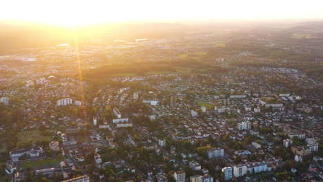 Puesta-De-Sol-Sobre-Casas-Y-Edificios-Residenciales-Jardines-Verdes-Aéreos-De-Pau-Francia