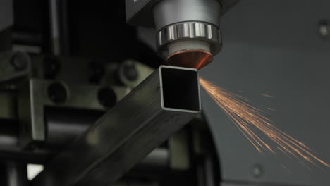 CNC-Laserschneiden-Von-Metall,-Moderne-Industrietechnologie.