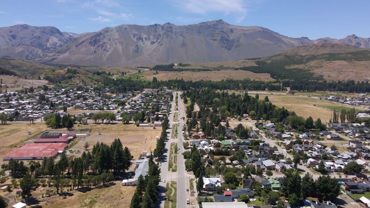 dolly en la calle principal de la ciudad de esquel rodeada de bosques y montañas andinas, patagonia argentina