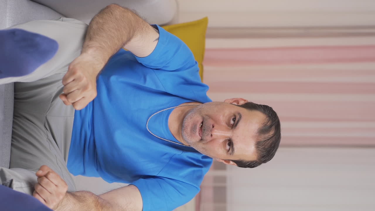 Video verticale di un uomo turbato, pensieroso e che non sta bene