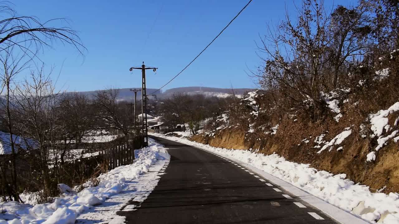 양쪽에 눈이 쌓인 산으로 가는 길
