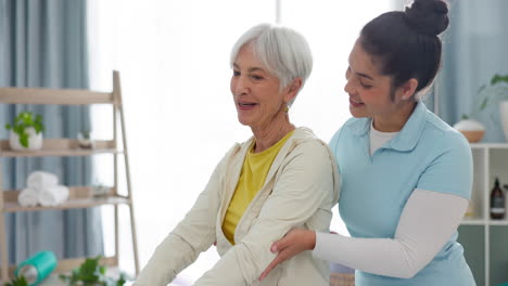 Physiotherapie,-ältere-Frau-Mit-Hantelübungen