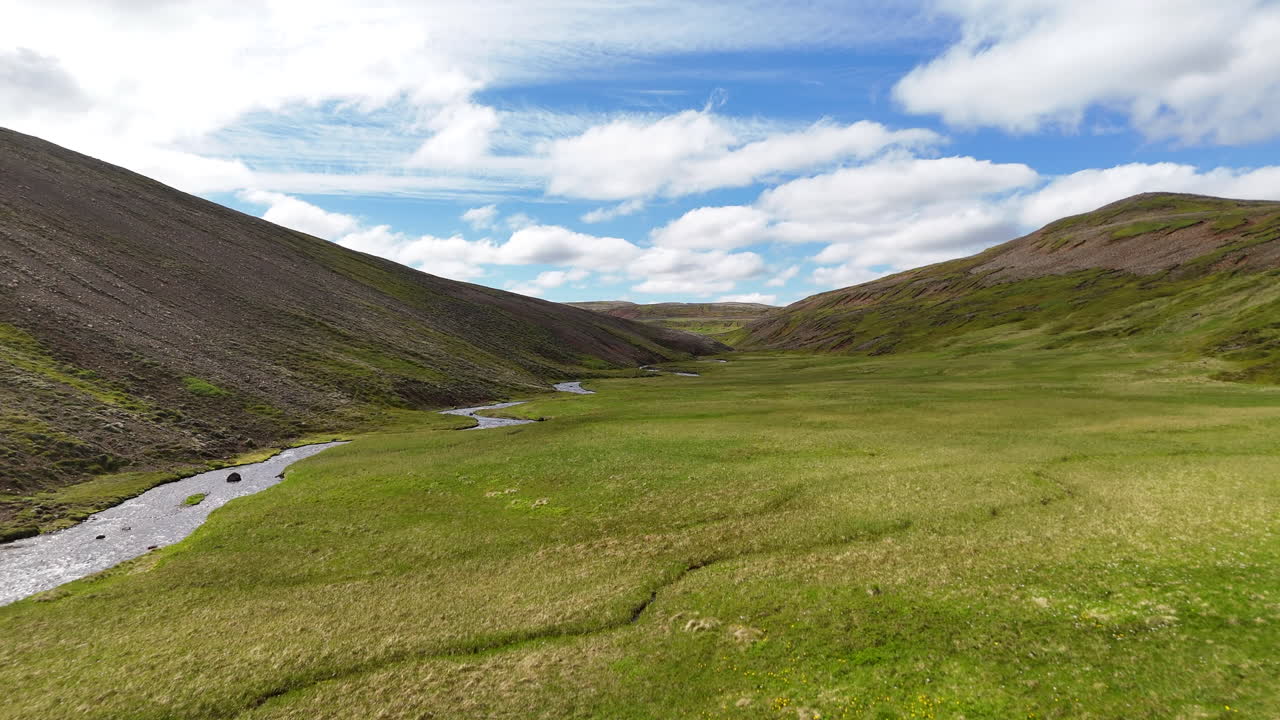 Vista aerea del paesaggio montuoso e aspro di Langanesbyggð, in Islanda, che mostra un vasto terreno aperto, colline e paesaggi naturali remoti sotto un cielo limpido