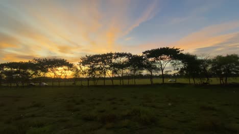 Hermoso-Paisaje-De-Campo-De-Pradera-En-Sylhet,-Maravilloso-Cielo-De-Puesta-De-Sol,-Pan-A-La-Izquierda