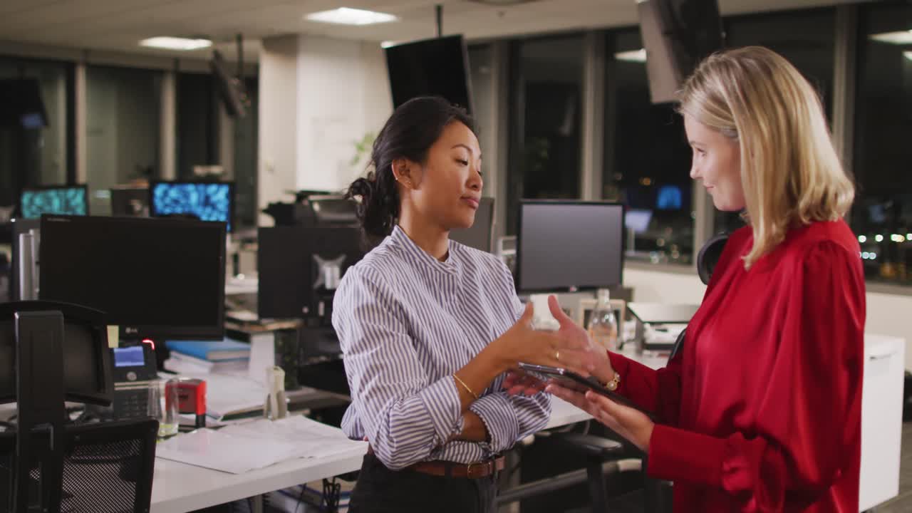 dos mujeres de negocios profesionales discutiendo y estrechándose las manos en una oficina moderna en cámara lenta