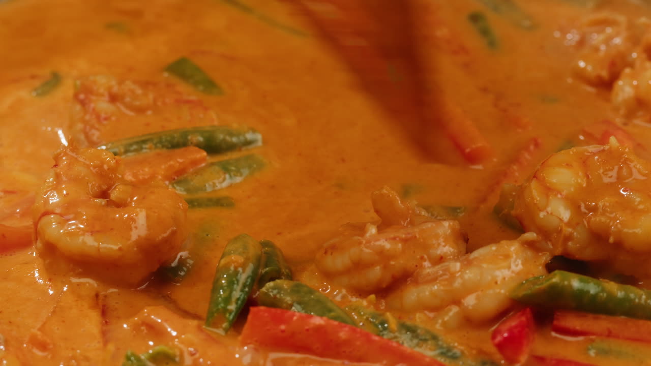 Curry rosso di gamberi al tamarindo, gamberi in salsa di pomodoro e zenzero, cucina asiatica, ristorante cinese.