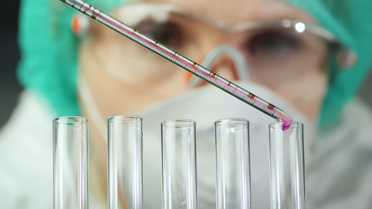 investigadora trabaja en el laboratorio con tubos de ensayo y productos químicos 1