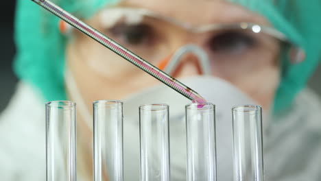 investigadora trabaja en el laboratorio con tubos de ensayo y productos químicos 1