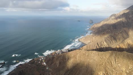 Vista-Aérea-De-Los-Acantilados-Costeros-Y-Las-Olas-Rompiendo-Contra-La-Costa-En-Tenerife,-Islas-Canarias