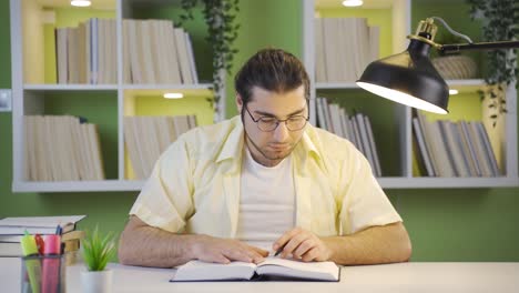 Nachdenklicher-Junger-Männlicher-Student-Beim-Studieren.