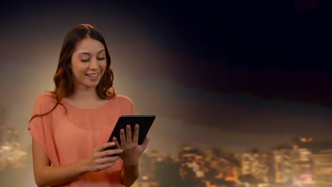 animación de una mujer usando una tableta sobre el paisaje urbano por la noche