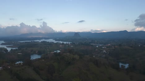 Lufthyperlapse-Des-Berühmten-Felsens-Von-Guatapé-In-Antioquia-Kolumbien-1