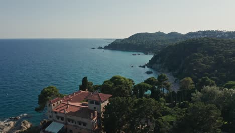 drone sobrevolando la costa mediterránea cerca de lloret del mar españa