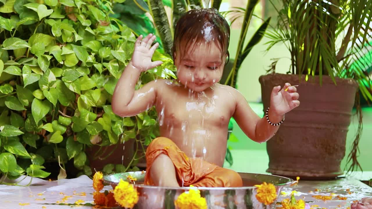 un bambino carino che si bagna in una vasca da bagno decorata all'aperto da una prospettiva unica