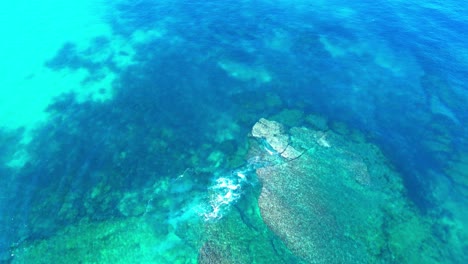 Vista-Aérea-De-Las-Olas-Rompientes-Del-Océano-Azul,-4k