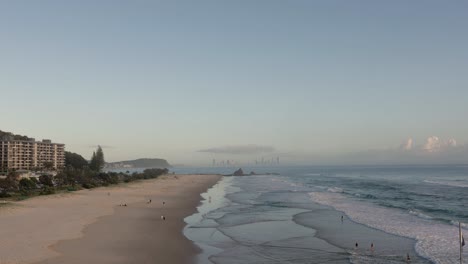 26 de febrero de 2023 - gold coast, queensland, australia: vista desde currumbin beach vikings surf club salvavidas a lo largo de currumbin beach al amanecer