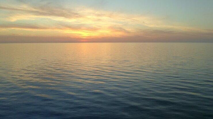 夕暮れの空の下の波乱の海