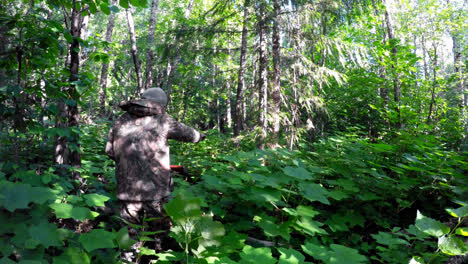 cazador masculino cazando en el bosque 4k