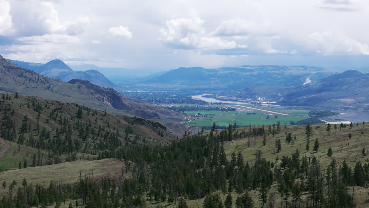 belleza de kamloops: vistas panorámicas de las montañas y valles