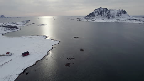 Norwegischer-Traditioneller-Bauernhof-Am-Meer-Entlang-Der-Norwegischen-Küste,-Luftaufnahme-Von-Links-Nach-Rechts,-Orbitaufnahme