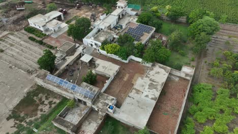 Vista-Aérea-De-Una-Aldea-Rural-Con-Paneles-Solares-En-La-Azotea-En-El-Distrito-De-Badin-En-Sindh