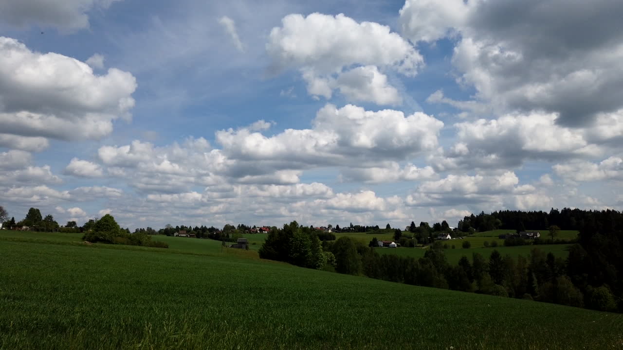 cielo azul con nubes que se mueven rápidamente
