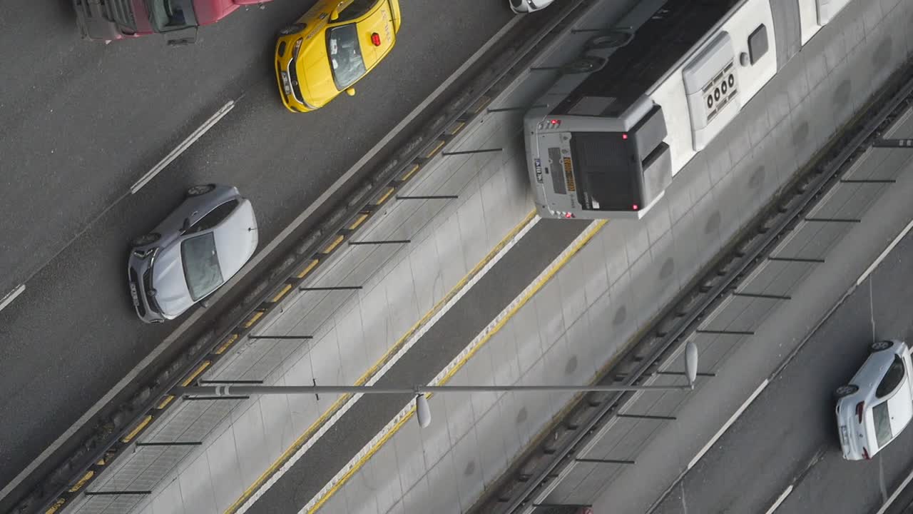 Time-lapse overhead lalu lintas jalan raya yang ramai dengan mobil dan bus