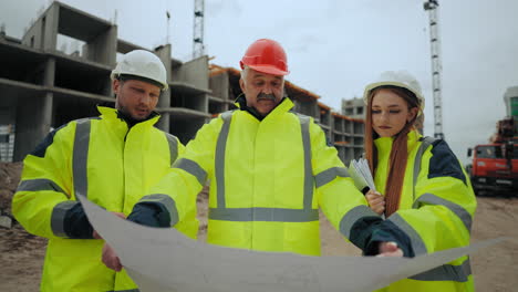 inspección de edificios en el sitio de construcción grupo de ingenieros civiles están examinando el plan de construcción