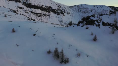 Luftaufnahme-über-Bergrücken-Mit-Schnee-Auf-Einer-Seite,-Italienische-Alpenlandschaft